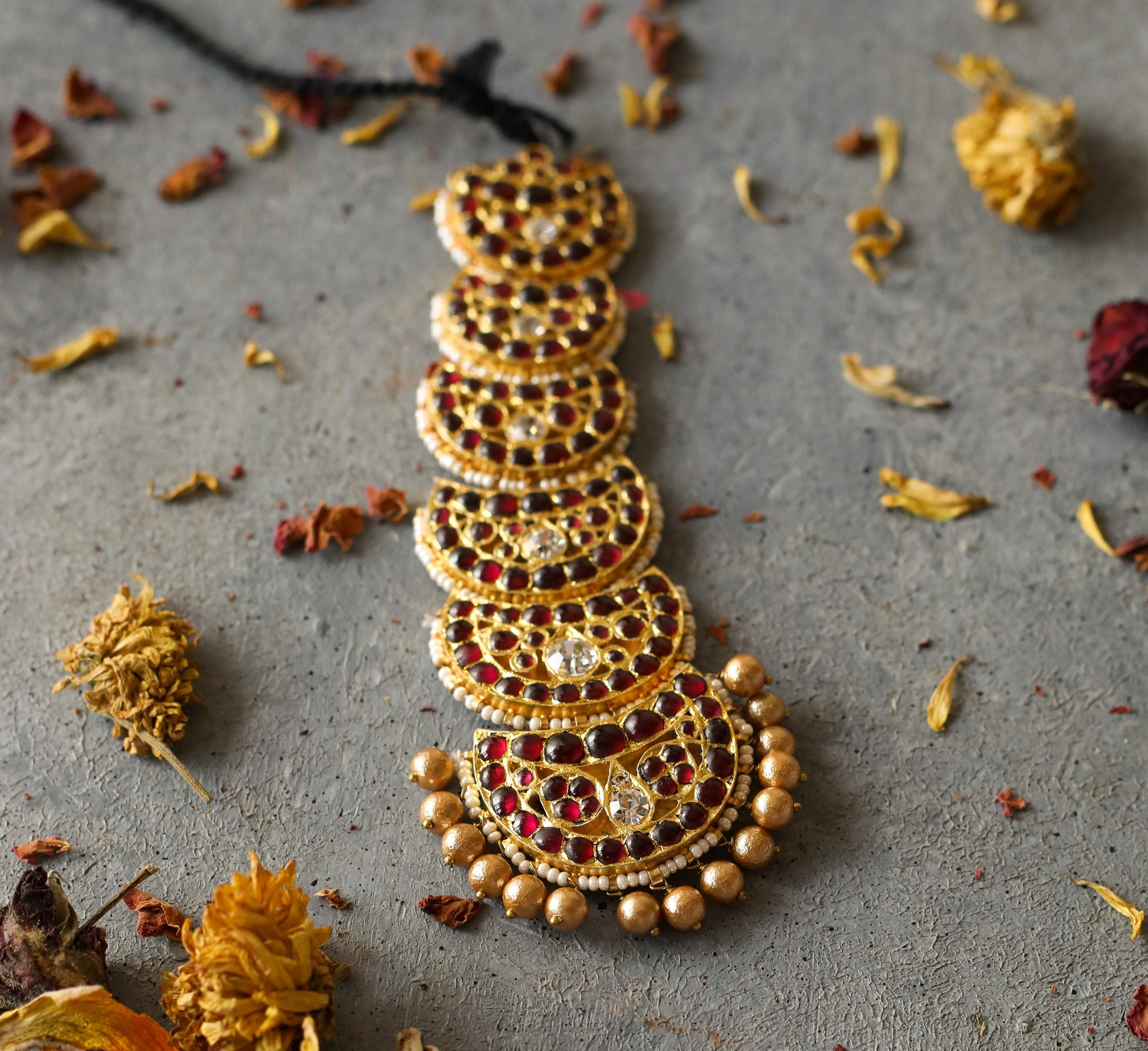 Avani Maangtikka - Aaharya