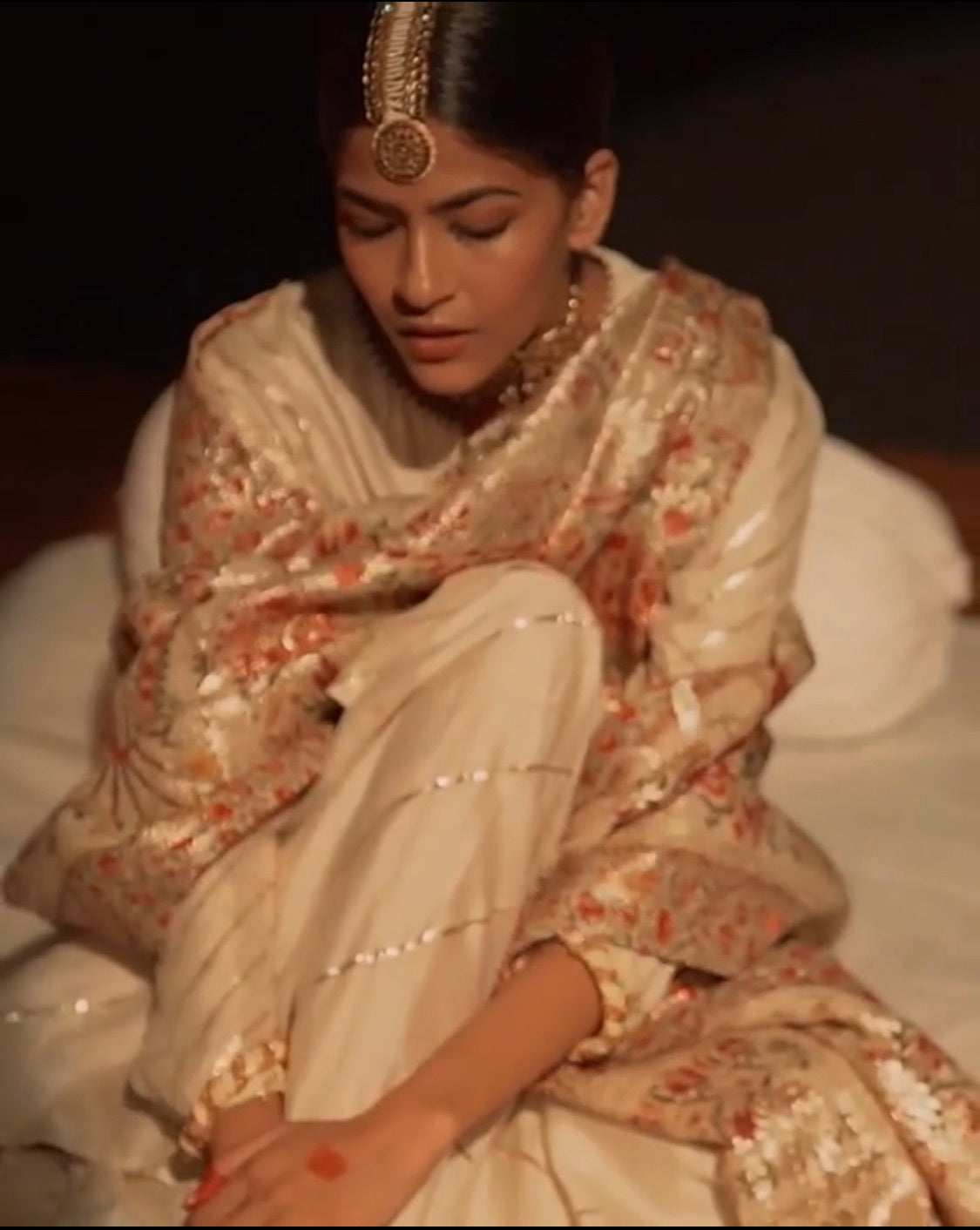 Ahilya Maangtika - Aaharya