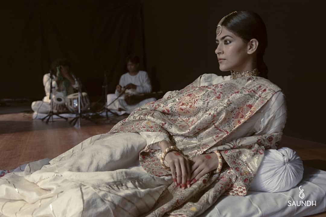 Ahilya Maangtika - Aaharya