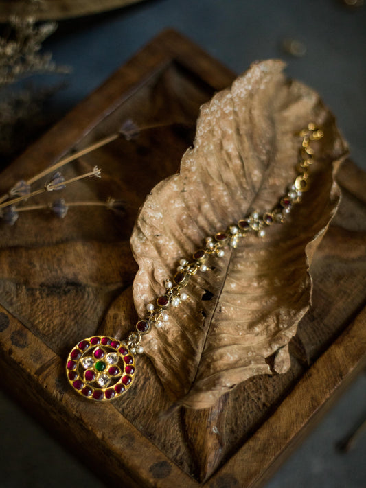 Pariza Maangtikka - Aaharya