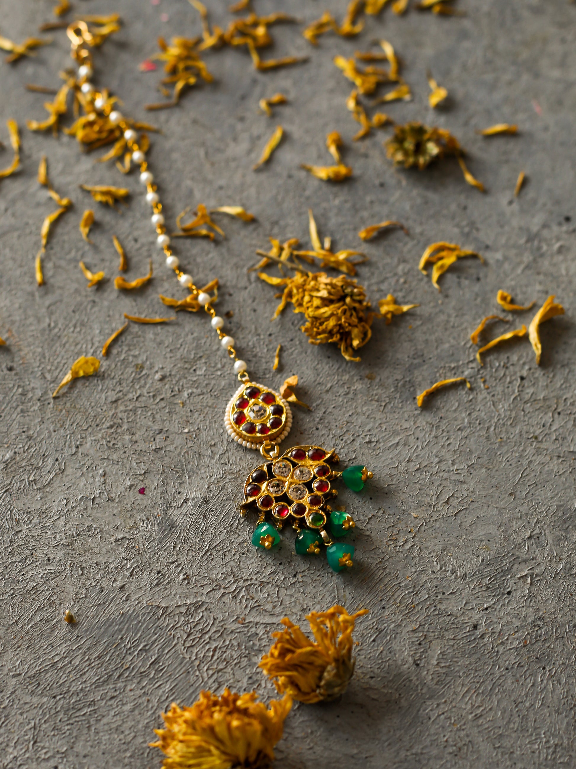 Atosi Maangtikka - Aaharya