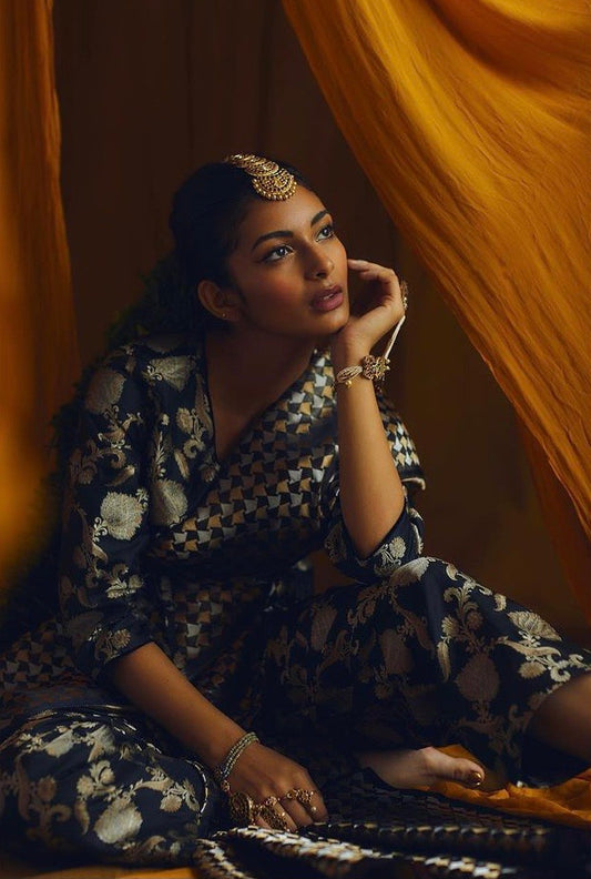 Avani Maangtikka - Aaharya