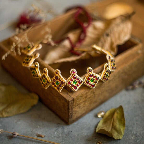 Parna Choker - Aaharya